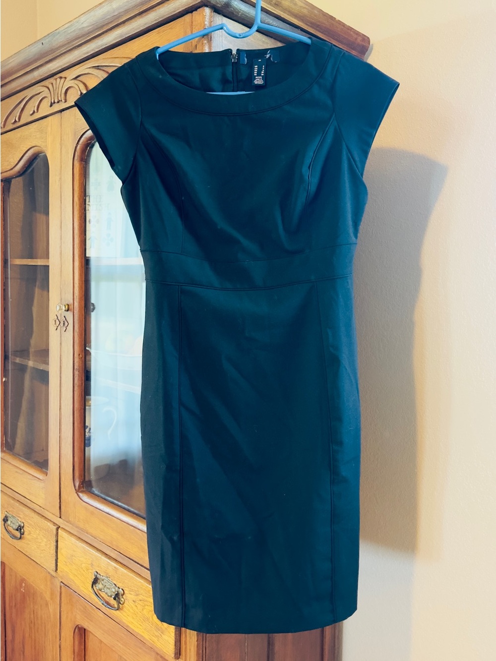 Classic, Business Casual Cap-Sleeve Sheath Dress in Black